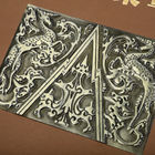 Kabartma Ahşap Kitap Şekilli Hediye Kutusu Deri Sarma Yüzeyi Yuvarlak Omurga 3D Metal Logo